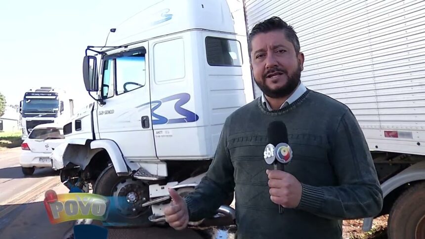 Carreta colide contra um carro no macroanel rodoviário em Campo Grande