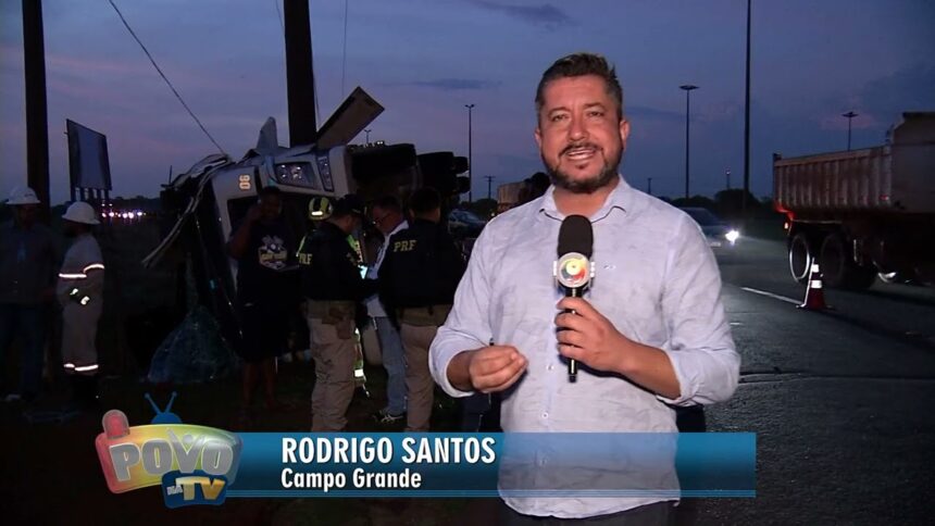 Caminhoneiro morre após tombar carreta carregada carne em Campo